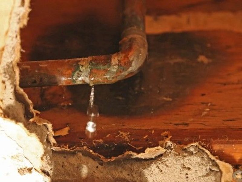 Tubería de cobre con fuga dentro de un forjado abierto