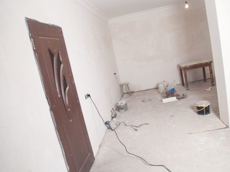 Local vacío en obra con paredes enlucidas, preparado para convertirse en vivienda