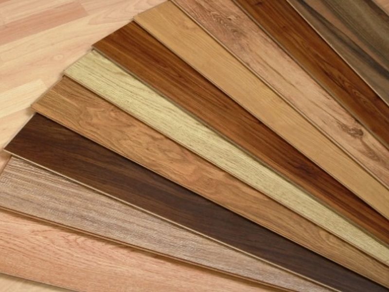 Muestrario de lamas de tarima flotante en distintos tonos de madera