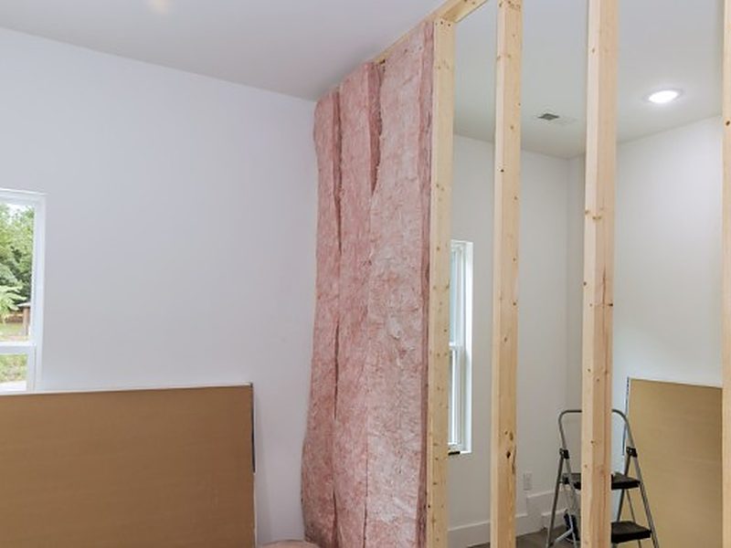 Dormitorio en reforma con la estructura del tabique y el aislamiento térmico colocados antes de cerrar con placa