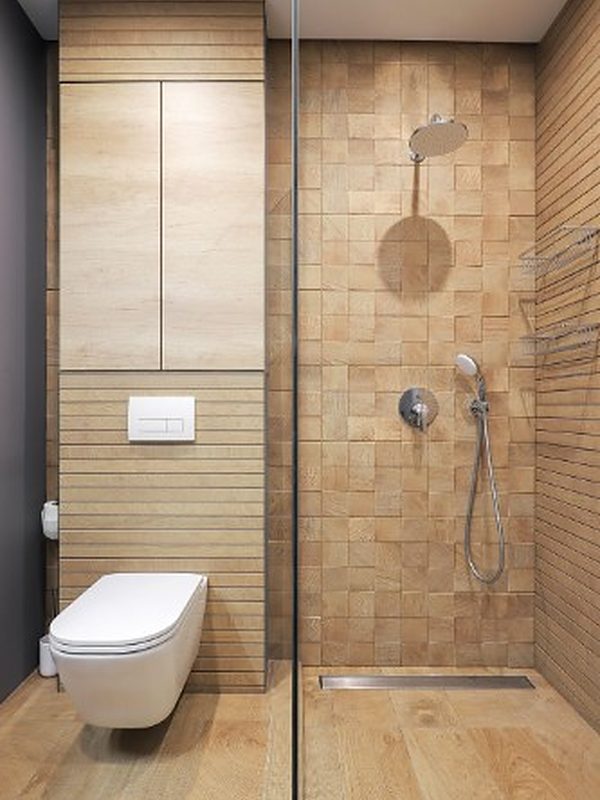 Ducha a ras de suelo con desagüe lineal, revestimiento efecto madera e inodoro suspendido
