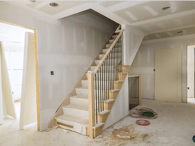 Dúplex en reforma con escalera de madera nueva y paredes de pladur listas para pintar