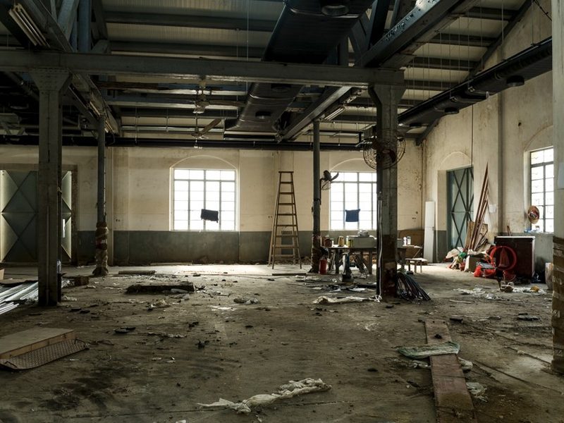 Local comercial de grandes dimensiones en fase de derribo con estructura metálica a la vista