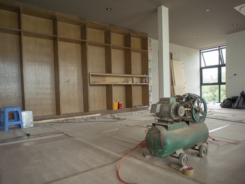 Planta alta de una vivienda en reforma con armarios de madera a medida en montaje