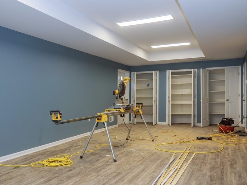 Salón en los últimos remates con tarima, armarios empotrados y techo con iluminación LED