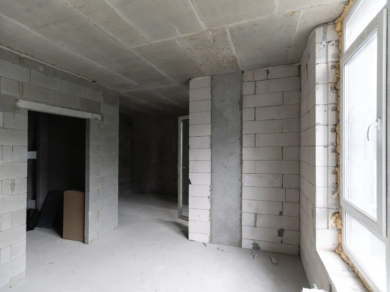 Vivienda en reforma integral con tabiquería nueva de bloque y ventanas ya sustituidas