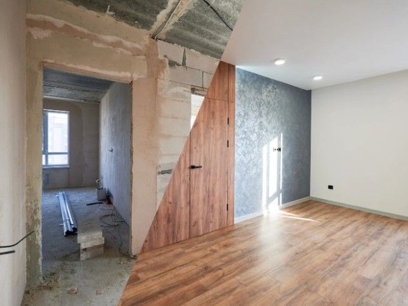 El mismo salón de un piso durante la obra, con paredes picadas, y terminado, con tarima y pintura nueva