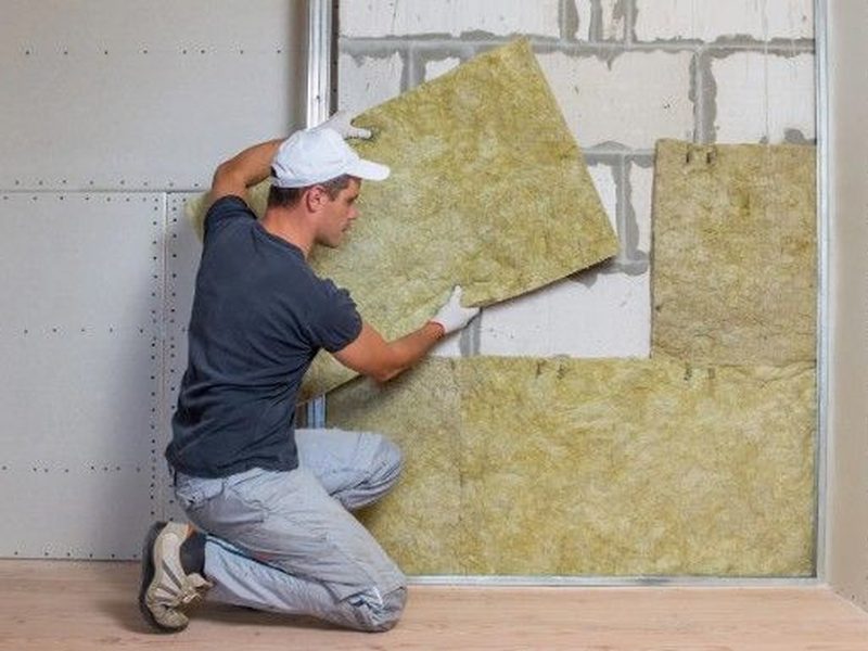 Colocación de paneles de lana mineral en un trasdosado de pladur