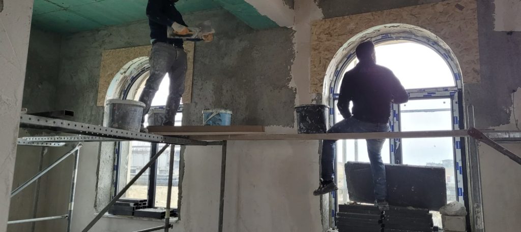 trabajadores reformando una vivienda